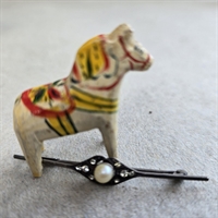 spinkel-sølvfarvet-vintage-broche-perle-og-similisten-i-midten